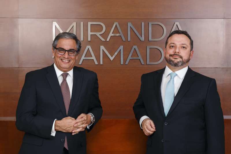 Luis Vinatea Recoba y Alberto Delgado Venegas (izquierda y derecha respectivamente) dirigen Miranda & Amado Abogados