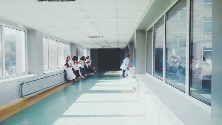 El nuevo Hospital Félix Bulnes comenzó a construirse en octubre de 2014 y se esperaba que fuera entregado a finales de enero pasado/Pixabay