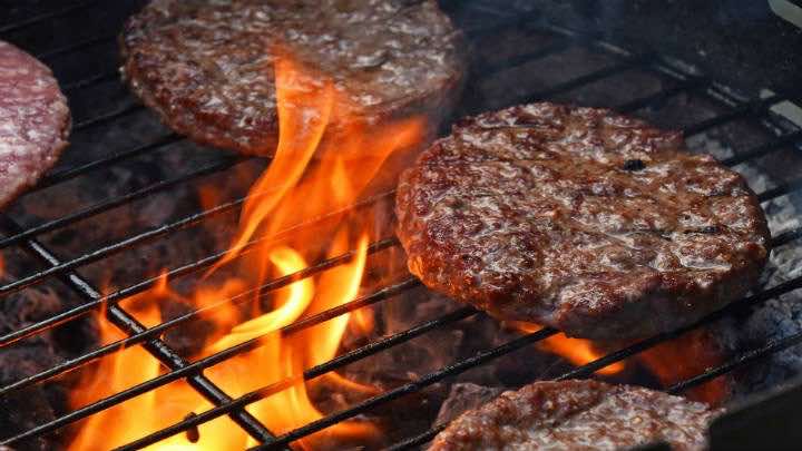 Quickfood tiene una capacidad de producción de 6 mil toneladas de hamburguesas al mes / Bigstock