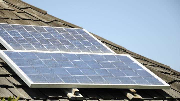 Inti-Tech ofrece servicio de limpieza de plantas solares fotovoltaicas a través de un sistema robotizado / Fotolia