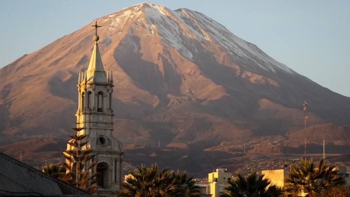 Catedral de Arequipa y de fondo el volcán Misti / Unsplash - Megan Kotlus