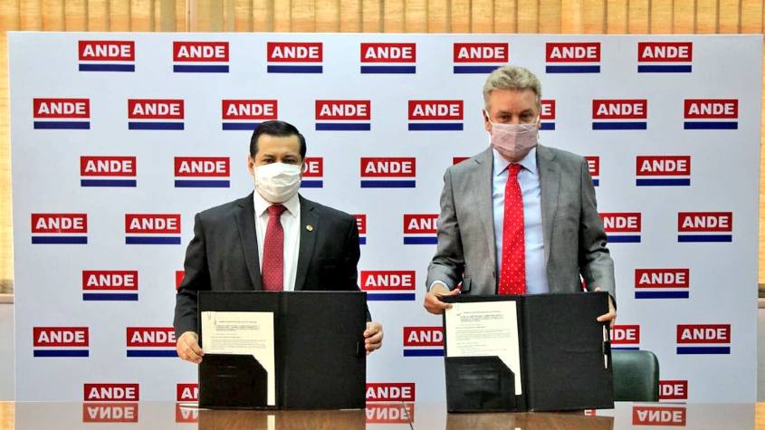 Félix Sosa, presidente de la ANDE, y Miles Lewis, presidente de NeoGreen Latam en el anuncio del acuerdo. / Tomada del sitio web de la ANDE.