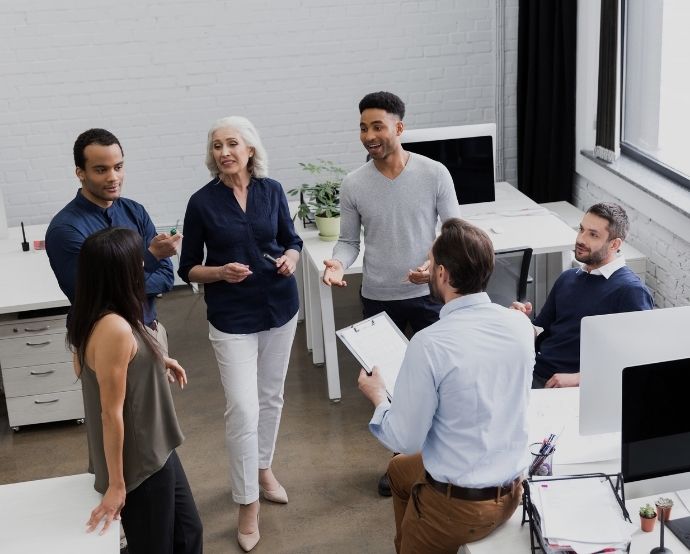 En este camino, es importante crear un technology roadmap que defina, según las prioridades estratégicas de la organización, cuáles son los pasos a seguir / Canva.