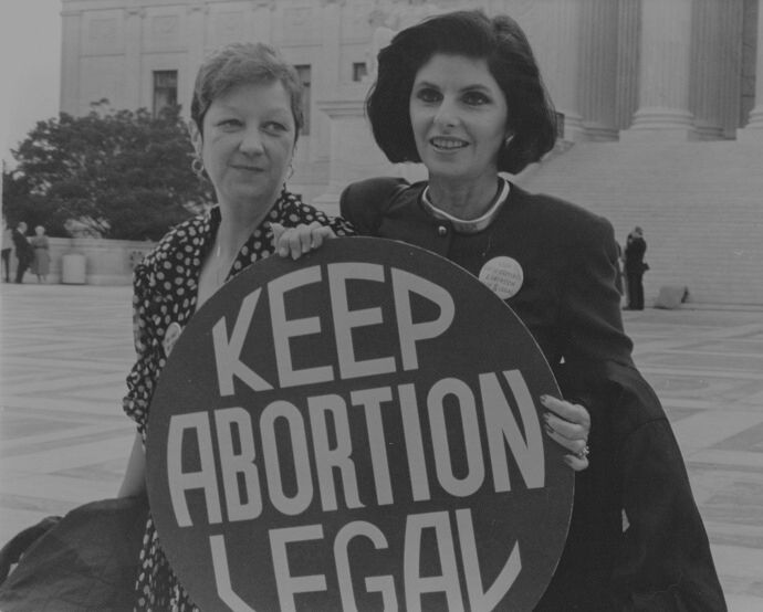 Norma McCorvey (izquierda) conocida como Jane Roe, consiguió junto a las abogadas Sarah Weddington y Linda Coffee el fallo histórico en 1973. En 1983, McCorvey denunció haber sido violada, su abogada representante en ese caso fue Gloria Allred (derecha). / Wiki commons.