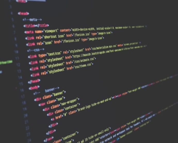 Adoptar tecnologia dando siempre el debido caracter de prioridad a las personas, al fin y al cabo, ellas son las encargadas de realizar una rutina de alto desempeño. / Unsplash, Sai Kiran.