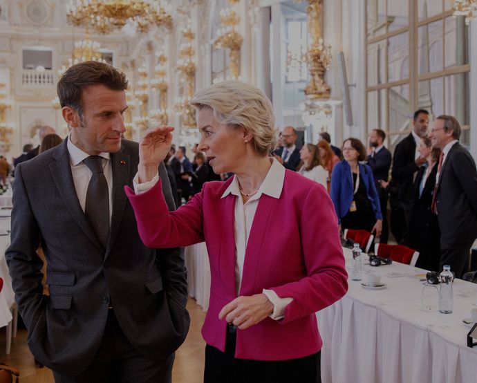 Se ratifica poner tope al precio del gas empleado para energía eléctrica. En la foto, Emmanuel Macron y Ursula Von der Leyen, antes de iniciar la sesión de la Comunidad Política Europea. / Sala de Prensa - Comisión UE.