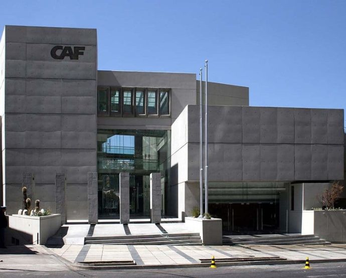 CAF ofrece servicios de banca y finanzas para personas naturales y pymes. / Tomado del Facebook de la entidad. 