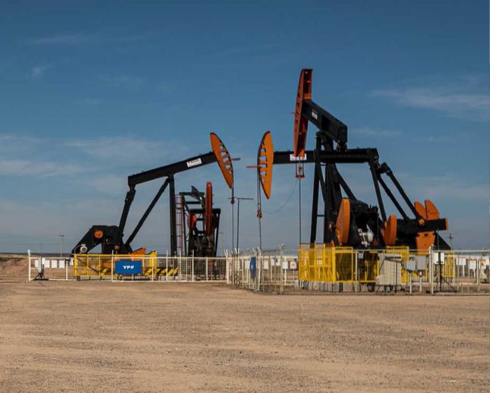 YPF produce petróleo y gas convencional y no convencional. También opera en el sector de la generación de energía renovable y termoeléctrica. / Tomada de la página de la empresa en Facebook.
