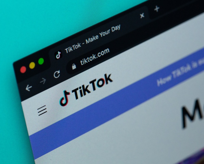 TikTok implementó “patrones oscuros” para inducir a los usuarios a escoger opciones intrusivas en la privacidad / Solen Feyissa - Unsplash