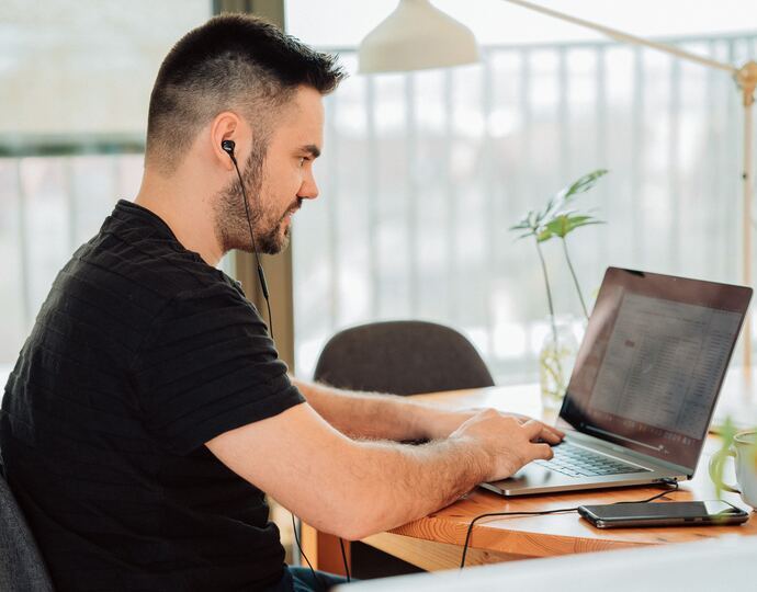 Se estima que el 26 % de los trabajadores tienen jornadas laborales que exceden la actual jornada laboral de 48 horas semanales. / Unsplash.