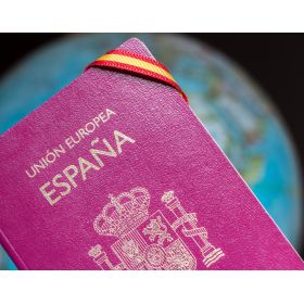 Es importante promover la cooperación y el intercambio de información entre los consulados españoles en el extranjero y las autoridades locales para facilitar el proceso de solicitud. / Pass Just Law.com.