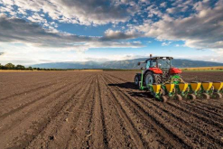 Copeval provee maquinaria y semillas, entre otros insumos, a los agricultores chilenos / Bigstock