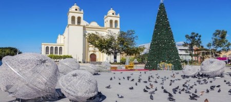 La ciudad de San Salvador en Navidad / Bigstock
