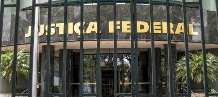 Fachada de la sede de Justicia Federal en Curitiba, Brasil / Bigstock