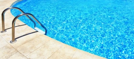 La división de cuidado del agua de Lonza provee productos químicos para el tratamiento de piscinas / Bigstock