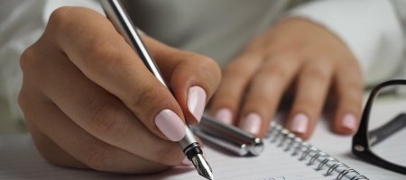 picography-woman-writing-notepad