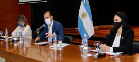 Omar Gutiérrez, gobernador de la Provincia de Neuquén, dijo que la operación representa un alivio financiero ante la crisis sanitaria provocada por la pandemia del COVID-19 / Tomada de neuquén Informa - Facebook