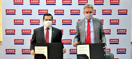 Félix Sosa, presidente de la ANDE, y Miles Lewis, presidente de NeoGreen Latam en el anuncio del acuerdo. / Tomada del sitio web de la ANDE.
