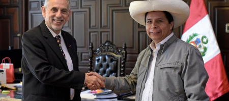 Pedro Francke, ministro de Economía y Finanzas de Perú, saluda al Presidente Pedro Castillo en una reunión de trabajo / Tomada de Presidencia del Perú - Twitter 