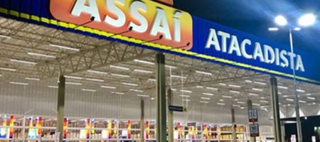 Sendas Distribuidora controla Assaí Atacadista, que tiene 266 tiendas en Brasil./ Tomada del sitio web de Assaí.