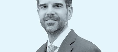 Gonzalo Navarro Ruiz, director del área de regulatorio financiero en Ontier, es la apuesta de la firma para fortalecer su capacidad de servicio integral en el sector financiero global. / Diseño: Miguel Loredo - LexLatin.