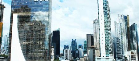 Panamá alberga uno de los más importantes centros financieros de América Latina./ Unsplash - Keiron Crasktellanos.